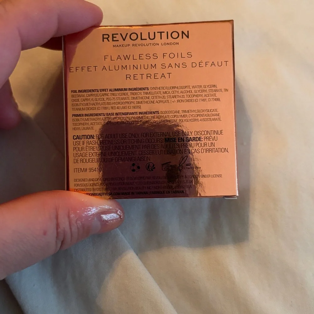 Revolution Flawless Foils Eyeshadow -‎ Silver